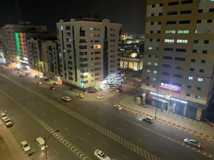 متوفر سكن بنات جديد وراقي جداً بمنتصف شارع الشيخ حمد الرئيسي