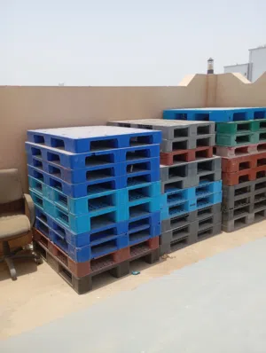 مجموعة من البلتات البلاستك نظيفة للبيع