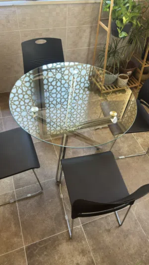 طاولة مع اربع كراسي