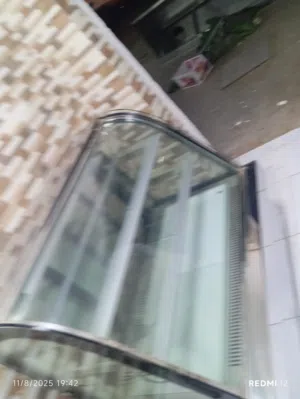 ثلاجة عرض شبه جديدة بحالة ممتازة استخدام سبعة أشهر