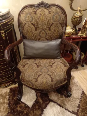 طقم كنب أمريكي اشلي استعمال خفيف ثناييه ثنتين وكرسين حفر بني خشب مرتب