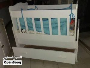 سرير أطفال خشب أبيض هزاز وثابت مع درج تخزين بحالة ممتازة