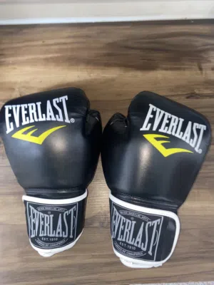 قفازيين ملاكمه واحد ايفرلاست (Everlast)والثاني 2 تف 2 تاب(2Tuf 2Tap)