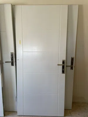 أبواب خشبية إيطالية مودرن (دهان شركة) بحالة الوكالة - للبيع