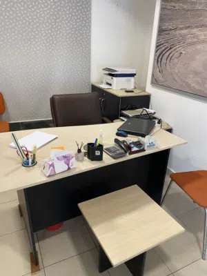 مكتب مع جانبيه مع وحده ارفف مع طاوله اجتماعات