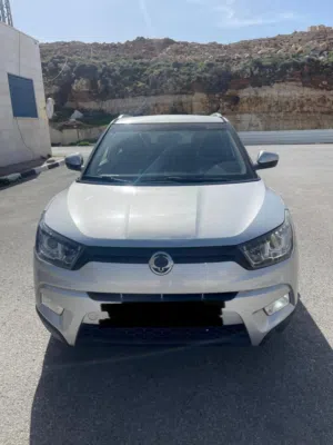 جيب سانغ يانغ تيفولي 2017 مع فتحة سقف