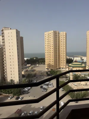 للايجار شقة اطالة بحرية بالمهبولة 3 غرف وغرفة خادمة