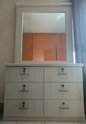 Light wood dresser with mirror, Excellent condition
