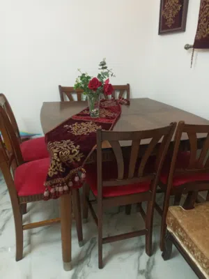 طاولة مع 6 كراسي صنع ايطاليا وكود الصنع عليها