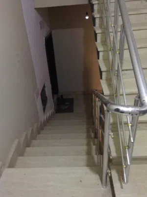شقة نصف تشطيب للبيع