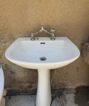 مغسله كبيره مع قاعدة