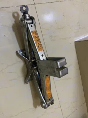 Nissan 1.1 tonne jack