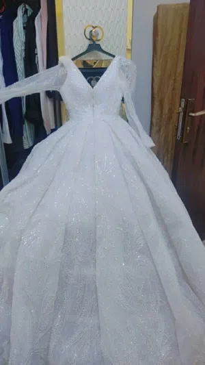 بدله عروس لون ابيض بتلبس من وزن 40 لوزن 70 والطول من 150 الي 170 الموقع الزرقاء