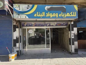 واجهة محل مكونه من كارمه  مضيئه وباب سوكريت المنيوم سحاب للبيع