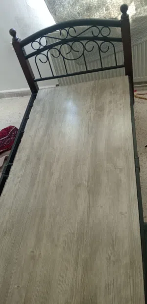 تخت مفرد  مع خشبة تفصيل  استخدام بسيط