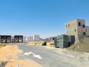 فرصه تملك أرض داخل منطقة مكتملة البناء بمساحه و ارتداد بسعر يشمل الرسوم