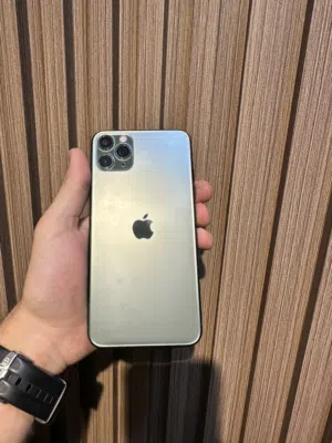 iPhone 11 Pro max 256g بحالة ممتازة كفالة استرداد نقدي لون زيتي مع هدايا كفر و لزقه و شاحن