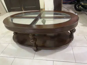 طاولة بيضاوية