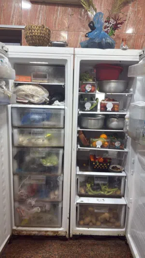 ثلاجه ومجمده عموديه بحاله جيده