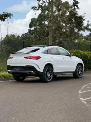 مرسيدس GLE400 فل لفل لون ابيض متلك داخليه سوداء اناره داخليه اكثر من 150 لون مطور 3000ديزل عداد44الف