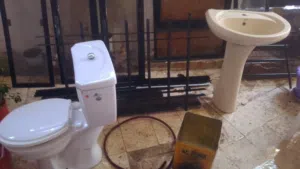 شبابيك ومرحاض ومغسله وحمايه للبيع كامل