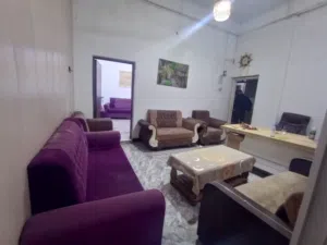 شقة تؤجر للشركات و المكاتب و الموظفين و الطلبه في الطويسة أرضية ضمن بنايه