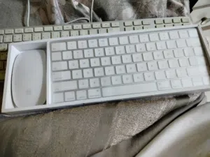 كيبورد أي ماك واير لس ونوع USB واخر للابتوب