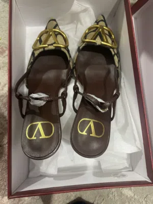 جوتي كعب ماركة Valentino مقاس 36