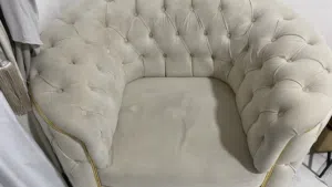Beautiful sofa for sell with discount in alkhuwair. أريكة جميلة للإيجار بسعر مخفض