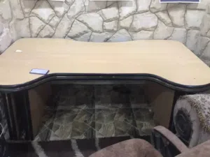 مكتب خشب متين جداً للبيع مع 3 طاولات جانبية وكرسي.  الحالة: مستعمل بحالة جيدة جداً. الخشب ثقيل ومضغو