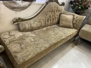 طقم كنب 11مقعد مع طاوله زجاج كبيرة وطاولتان جانبيات خشب نوعيه ممتازة نضيف جدا