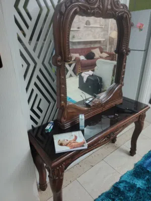 طاوله مع مرآه خشب راقي للبيع