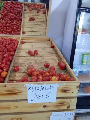 محل خضروات وفواكه للبيع في الغيران ديكور لوح الله يبارك يوجد تلاجه ومكيف