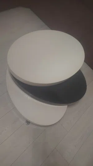 طاولة ضيوف متحركة