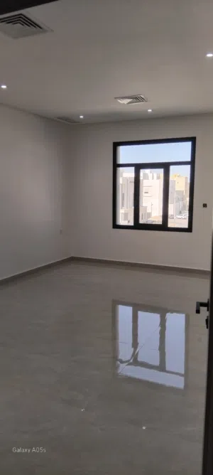 للإيجار شقق غرب عبدالله المبارك تشطيب فاخر