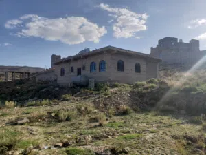 بيت مسلح بلاطه للبيع مساحة 3لبن ونص حر علئ شارعين ركنية شارع 12م وشارع 8م البيت روعة وموقع رهيب جدا