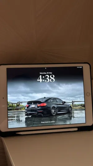 iPad 7th Gen (128GB) نظيف جداً مع الكرتون - لقطة!