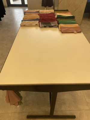 طاولة عرض للبيع