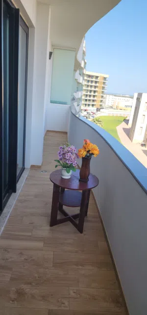 Large 2BHK with 3 toilets & balcony شقة 2BHK واسعة 3 حمامات والبالكونة تطل علي ملعب القولف
