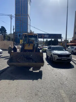 مقاولات وتعهدات عامه؛ يوجد لدينا كافه المعدات اللازمه للقيام باعمال الحفريات واللناء