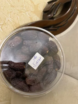 تمور غوشة مجدول فاخر حجم كبير موديل السنة وخضراوي طازج بجودة عالية وسعر منافس