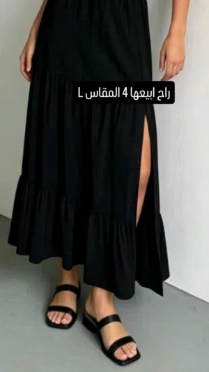 تنورة سوداء مميزة مقاسL بحالة الوكالة.