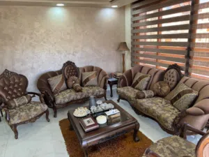 طقم كنب مع طقم طاولات