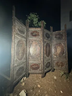 فاصل خشبي فخم (بارفان) بنقوش يدوية /ثقيل جدا جدا يحتاج إلى شخصين عشان يقدرو يحمله