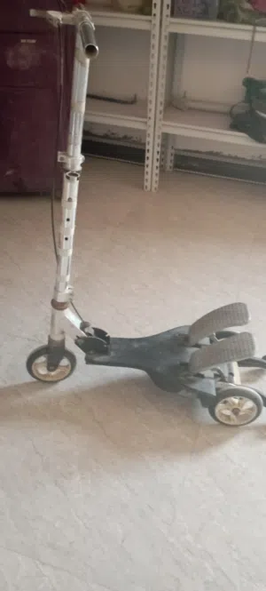 سكوتر ثلاث عجلات مع بريك