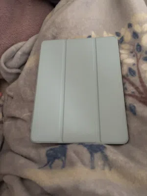 ايباد 5 ( الجيل الخامس ) و حاله ممتازه معه قلم و جراب .  iPad 5 ( 5th generation) perfect condition