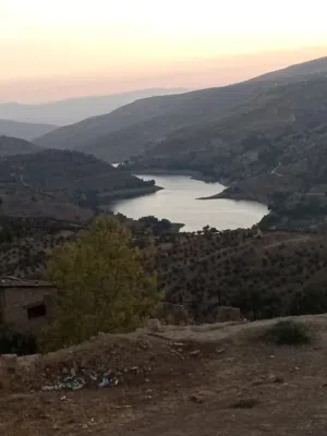 ارض على اطلاله على سد الملك طلال