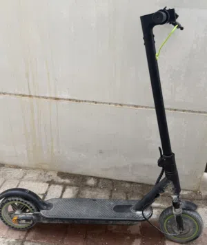 سكوتر كهربائي مع الشاحن