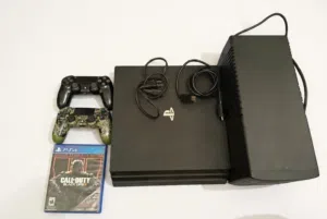 ps 4 pro للبيع نضافة 90 بالمية واحد تيرة