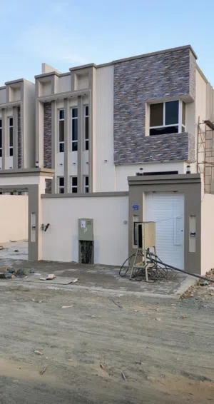 فله راقية للبيع في مرتفعات العامرات التاسعه بسعر تنافسي